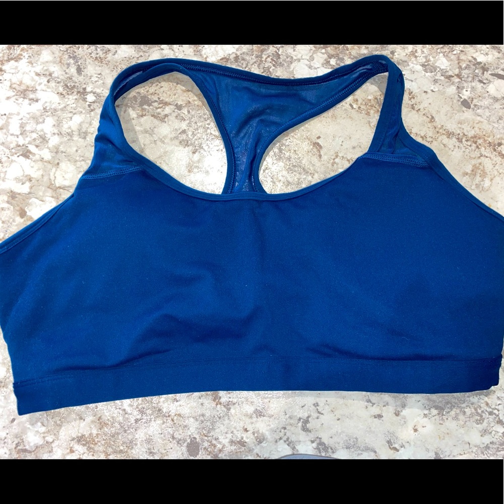 Tablets sports bra with removable pads